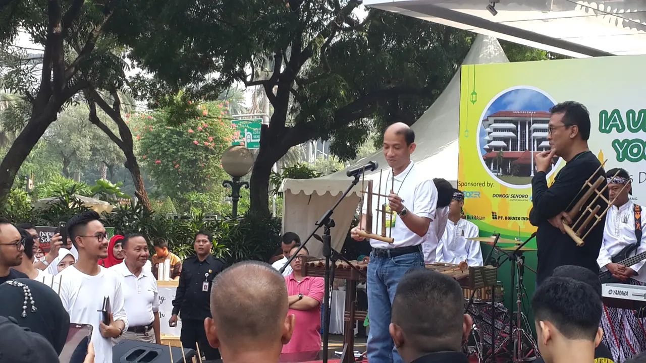 Arcandra Tahar bermain angklung (Foto: Wicak Liputan6.com)