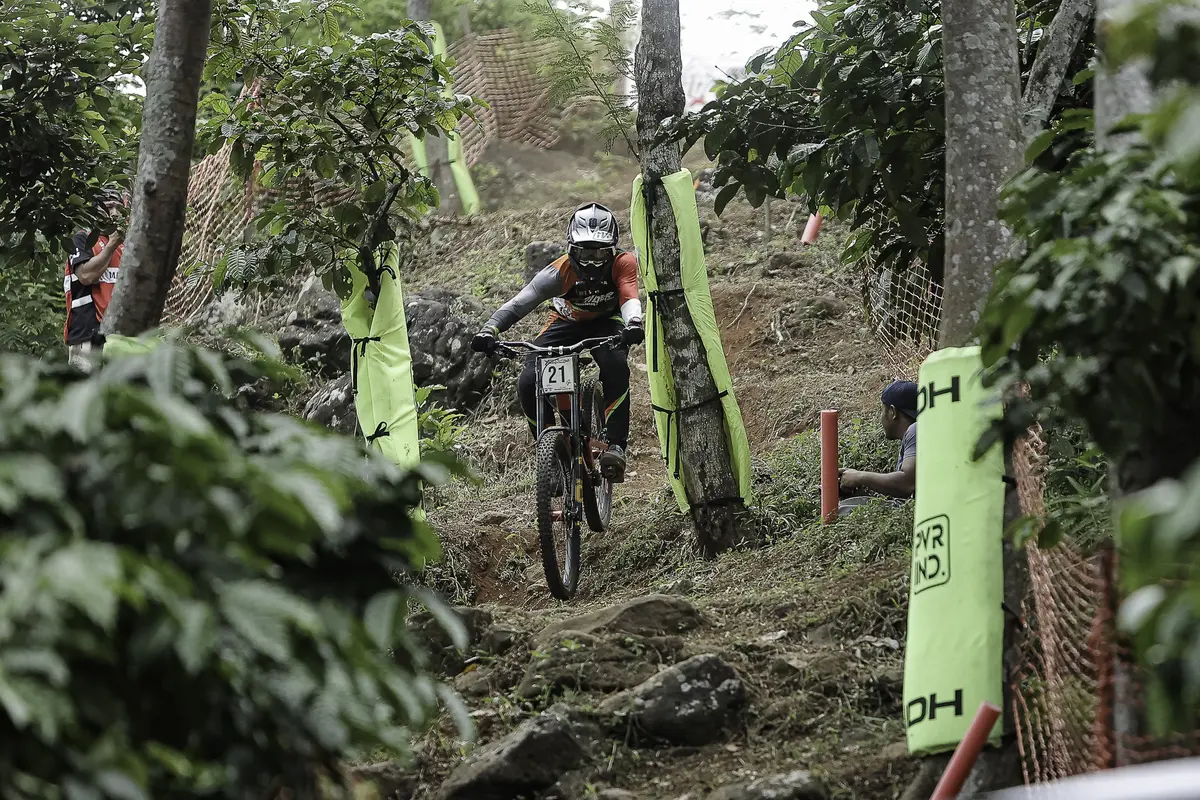 Aksi pembalap sepeda downhill di ajang Indonesian Downhill 2025