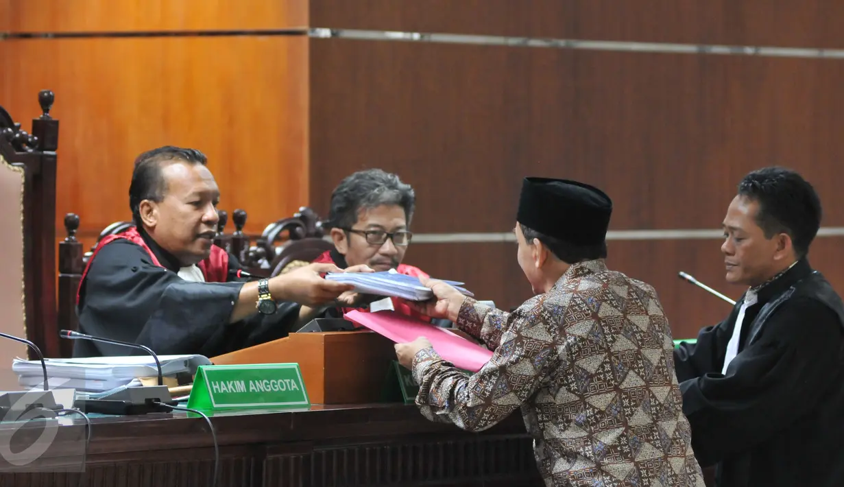 Fuad Amin Imron memberikan pledoinya kepada hakim saat sidang pembacaan pembelaan (pledoi) di Pengadilan Tipikor, Jakarta, Kamis (8/10/2015). Dalam pledoinya Fuad Amin meminta hakim mengadili seadil adilnya. (Liputan6.com/Andrian M Tunay)