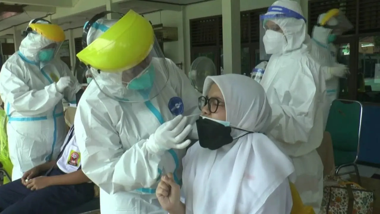 Siswa SMP Negeri 2 Depok menjalani tes swab massal usai ditemukan siswa dan guru terkonfirmasi positif Covid-19. (Istimewa)