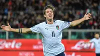 Gelandang Italia, Nicolo Zaniolo, merayakan gol yang dicetaknya gawang Armenia pada laga Kualifikasi Piala Eropa 2020 di Stadion Renzo Barbera, Palermo, Senin (18/11). Italia menang 9-1 atas Armenia. (AFP/Andreas Solaro)
