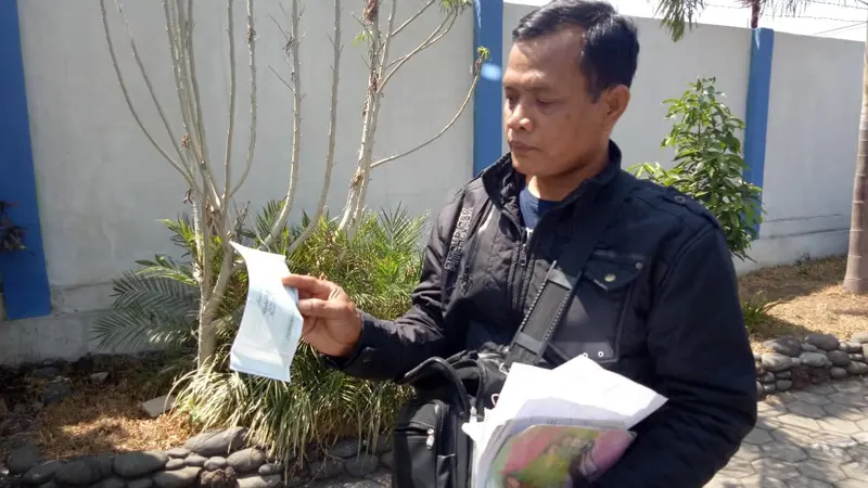 Sutia menunjukan bukti kuitansi sejumlah uang pelicin CPNS di Garut