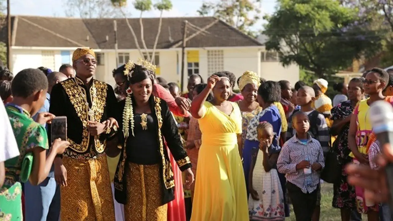 Uniknya Pengantin Asal Kenya Ini, Pernikahannya Indonesia Banget!