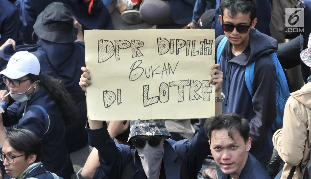 Massa membawa spanduk saat memadati jalan menuju Gedung DPR RI, Jakarta, Senin (30/9/2019). Massa gabungan dari elemen mahasiswa, dan pelajar mulai memenuhi akses menuju Gedung DPR untuk menyuarakan penolakan Rancangan Undang-Undang KUHP dan Revisi Undang-Undang KPK. (merdeka.com/Iqbal S Nugroho)