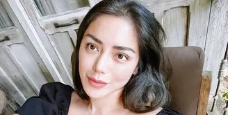 Jessica Iskandar mengunggah beberapa potret terbaru dirinya selfie. Ini merupakan momen di mana ia tampil setelah melakukan operasi hidung. Foto: Instagram.