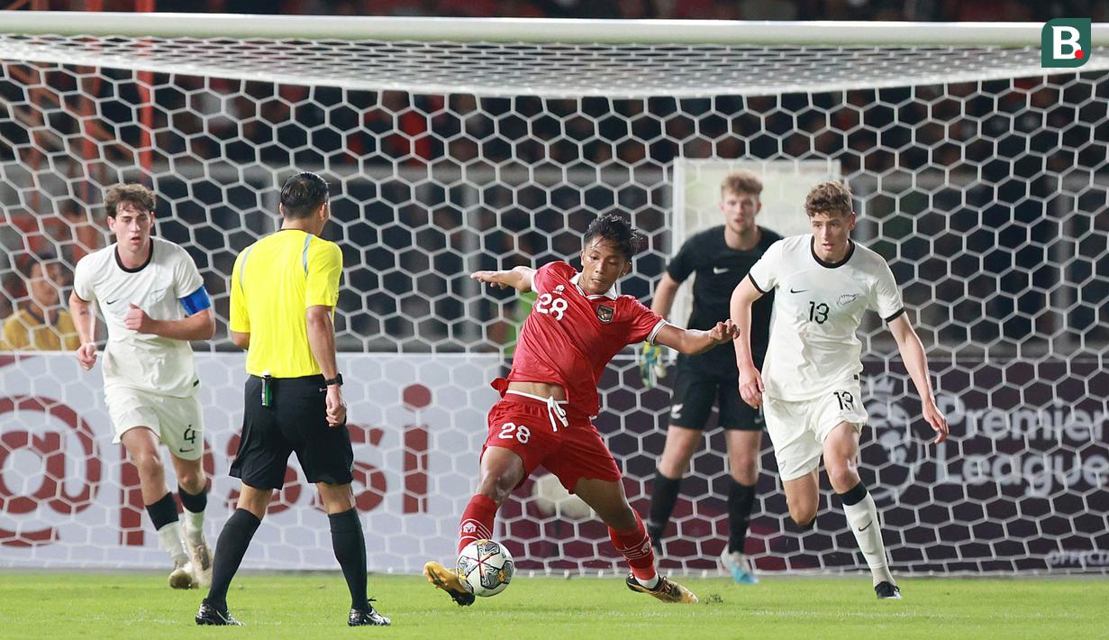<p>Pemain Timnas Indonesia U-20, Rabbani Tasnim (tengah) mengontrol bola pada laga International Friendly Match U-20 melawan Selandia Baru di Stadion Utama Gelora Bung Karno (SUGBK), Jakarta, Minggu (19/02/2023). (Bola.com/Ikhwan Yanuar)</p>