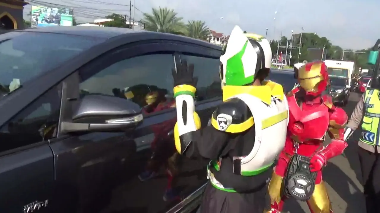 Relawan berkostum superhero menghibur pengendara yang terjebak one way di jalur Puncak, Kabupaten Bogor, Jawa Barat, Jumat (6/5/2022). (Liputan6.com/ Achmad Sudarno)
