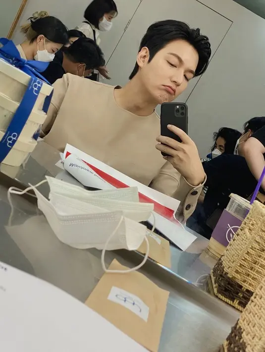 Dari semua karakter yang pernah ia perankan, Lee Min Ho tampak lebih sering memerankan tokoh dari keluarga kaya. Tak heran, jika pesonanya selalu memancarkan aura mahal. Apalagi ditambah penampilannya yang selalu stylish, membuat gaya saat mirror selfie makin memukau. (Liputan6.com/IG/@actorleeminho)