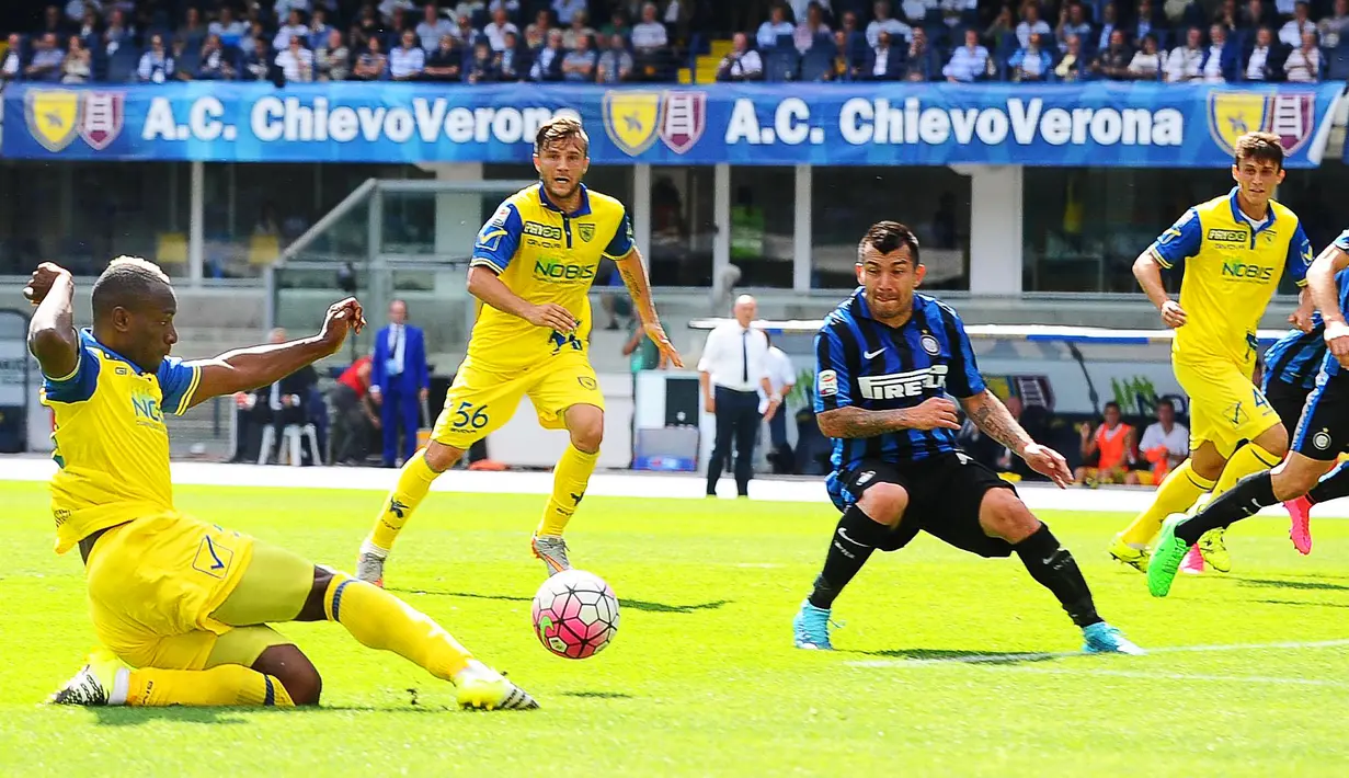 Pemain Chievo, Paul-Jose M'Poku (kiri) berusaha melewati pemain Inter, Gary Medel, dalam lanjutan Serie A Italia di Stadion Marc Antonio Bentegodi, Verona, Minggu (20/9/2015). (EPA/Filippo Venezia)