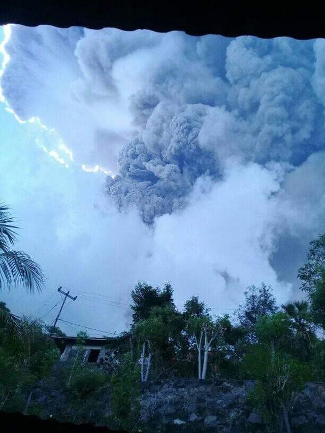 Erupsi Gunung Ili Lewotolok, Lembata, NTT, MInggu (29/11/2020). (Foto: Istimewa)