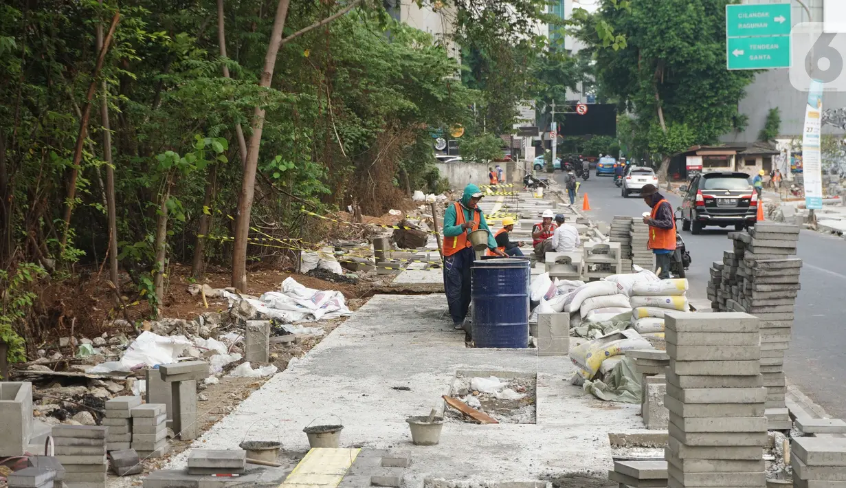 Pekerja mengerjakan proyek revitalisasi trotoar di kawasan Kemang, Jakarta, Kamis (31/10/2019). Revitalisasi trotoar Kemang yang ditargetkan rampung pada November 2019 ini untuk memaksimalkan kenyamanan pejalan kaki dan mendongkrak aktivitas ekonomi di kawasan tersebut. (Liputan6.com/Angga Yuniar)