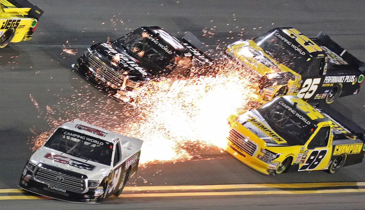 Percikan api terlihat saat terjadi serempetan di arena perlombaan balap Nascar Truck Series di Daytona International Speedway di Daytona Beach (16/2). (AP Photo/Darryl Graham)