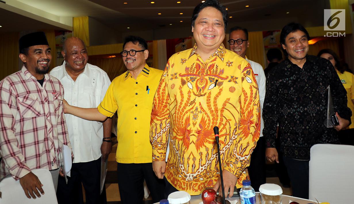 Ekspresi Ketua Umum Partai Golkar Airlangga Hartarto saat menghadiri diskusi panel dengan sejumlah musisi di Kantor DPP Partai Golkar, Jakarta, Kamis (22/2). (Liputan6.com/JohanTallo)