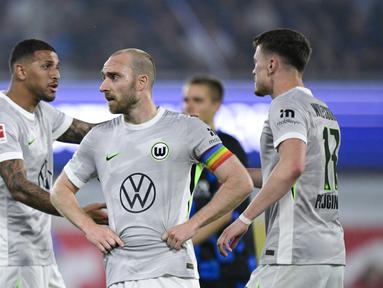 Pemain VfL Wolfsburg, Christian Eriksen, tampak kecewa setelah kalah 1-2 dari SC Paderborn pada leg kedua playoff promosi/degradasi di Home Duluxe Arena pada Selasa (26/5/2026) dini hari WIB. (AFP/Ina Fassbender)