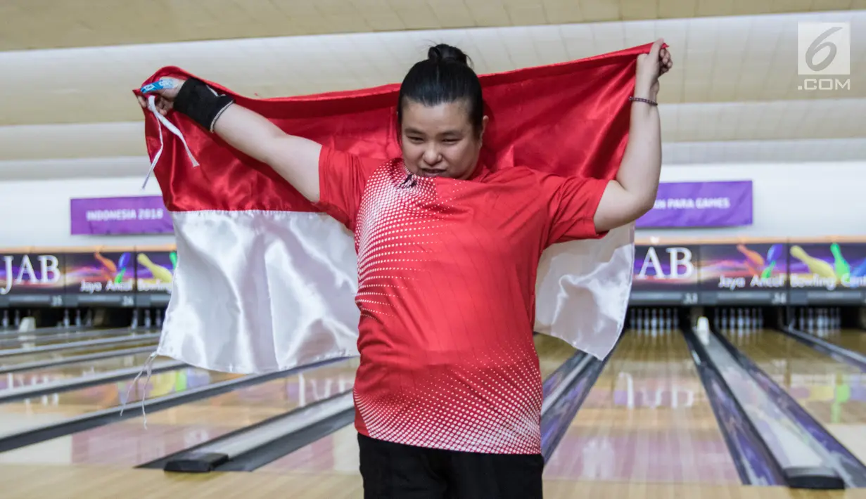 Atlet bowling Indonesia, Elsa Maris  melakukan selebrasi usai meraih medali emas cabang tenpin bowling TPB 4 di Jaya Ancol Bowling Center, Jakarta, Selasa (9/10). Elsa Maris menyumbang medali emas keenam untuk Indonesia. (Bola.com/Vitalis Yogi Trisna)