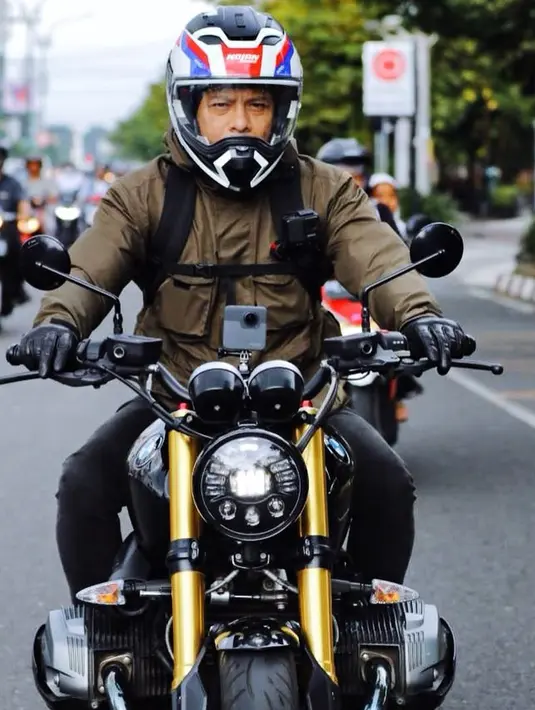 Artis satu ini terkenal karena kharisma yang dimiliki. Ariel Noah selalu menjadi lelaki idaman setiap wanita. Coba lihat saat Ariel duduk di motor gede? Makin keren ya? (Liputan6.com/ariel_inst)