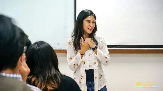 5 Potret Dian Sastro Berbagi Pengetahuan di Kampus UI, Bakal Jadi Dosen Idola