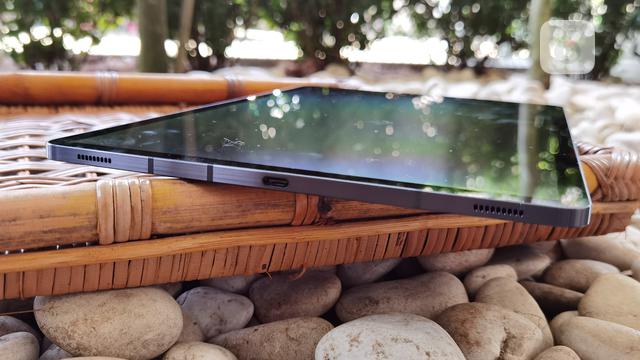 Grill speaker dan port USB type-C pada Samsung Galaxy Tab S7 Plus. Liputan6.com/Iskandar