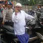 Pria bergamis putih dan bersarung itu tiba-tiba masuk di antara tamu undangan dan berteriak-teriak pada Ahok.