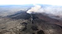 Abu vulkanik terlihat usai terjadinya letusan Gunung Kilaueaa di Hawaii, (3/5). Saat gunung meletus, juga terjadi gempa bumi berkekuatan 5.0 SR. (Survei Geologi AS via AP)