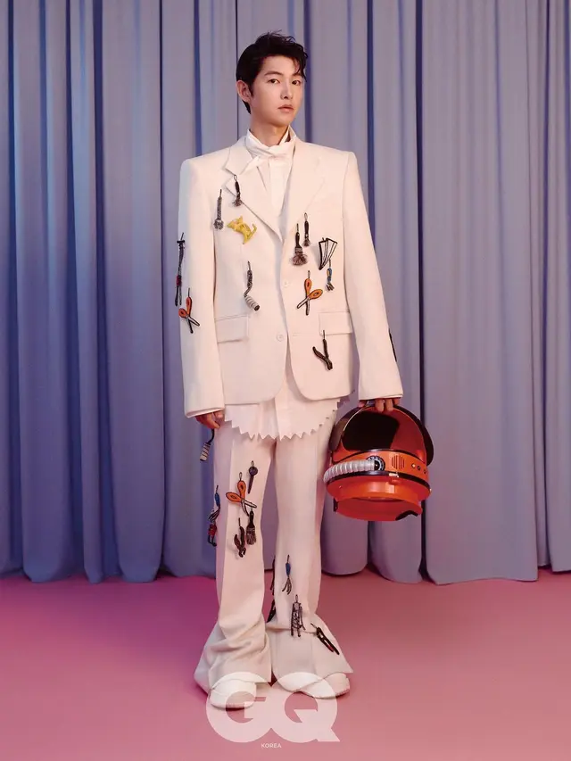 Potret Perdana Song Joong Ki Setelah Menikah di Cover Majalah, Warganet Sebut Aura Dudanya Hilang