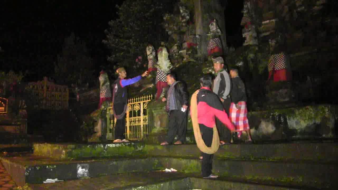 Patung Pura Dirusak