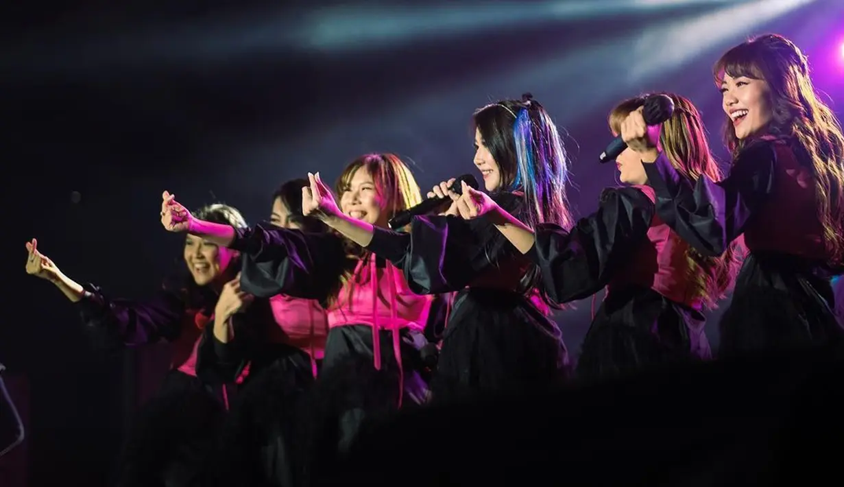 <p>Cherrybelle saat manggung di acara konser musik di Bandung. Cherrybelle mengajak penonton bernostalgia dengan membawakan lagu 'Beautiful' yang hits pada tahun 2011. (Instagram/@Steffy_ai)</p>