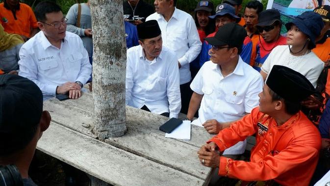 Kepala Staf Presiden Jenderal TNI (Purn) Moeldoko (bertopi hitam) berbincang dengan masyarakat soal sekat kanal. (Liputan6.com/M Syukur)