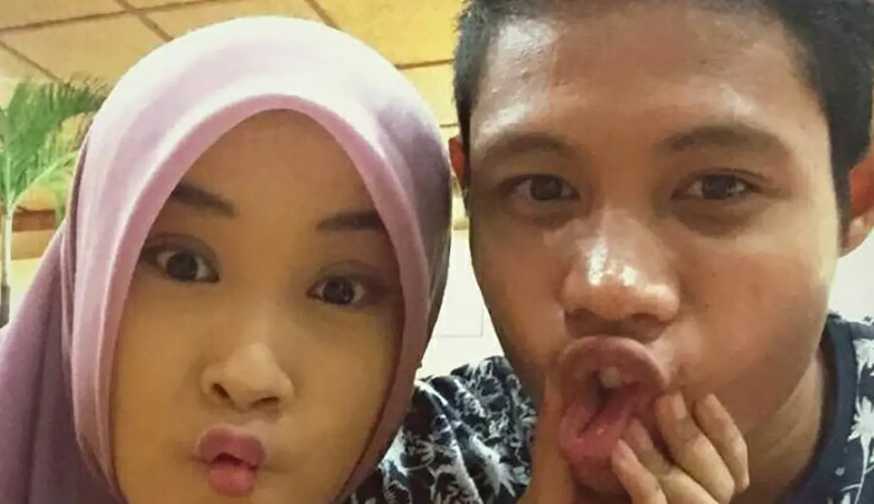 Kemesraan pesepak bola Surabaya United, Evan Dimas, dengan kekasihnya, Ishardianti Rahma. (Bola.com/Zaidan Nasarul)