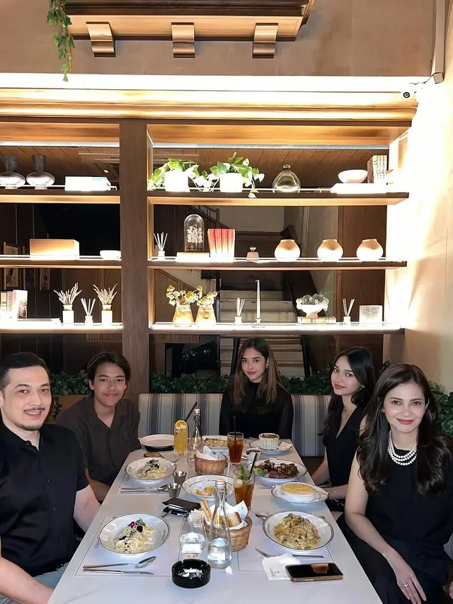 6 Potret Dinner Keluarga Cut Tari dan Richard Kevin Rayakan Ultah Anak, Elegan Penuh Kehangatan (instagram/cuttaryofficial).