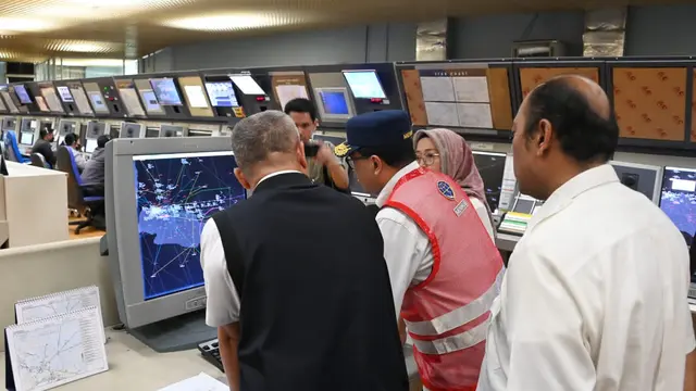 Menteri Perhubungan Budi Karya Sumadi saat meninjau penanganan penumpang pesawat pada arus balik di Bandara Soekarno Hatta, Selasa (25/4) atau H+2 Lebaran.