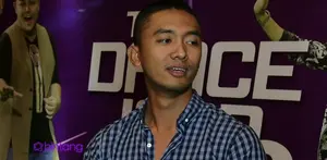 Semenjak postingan twitter Uus membuat heboh para K-Pop hijabers. Uus mengaku dirinya seperti ada di tengah-tengah peperangan para K-Popers lainnya.