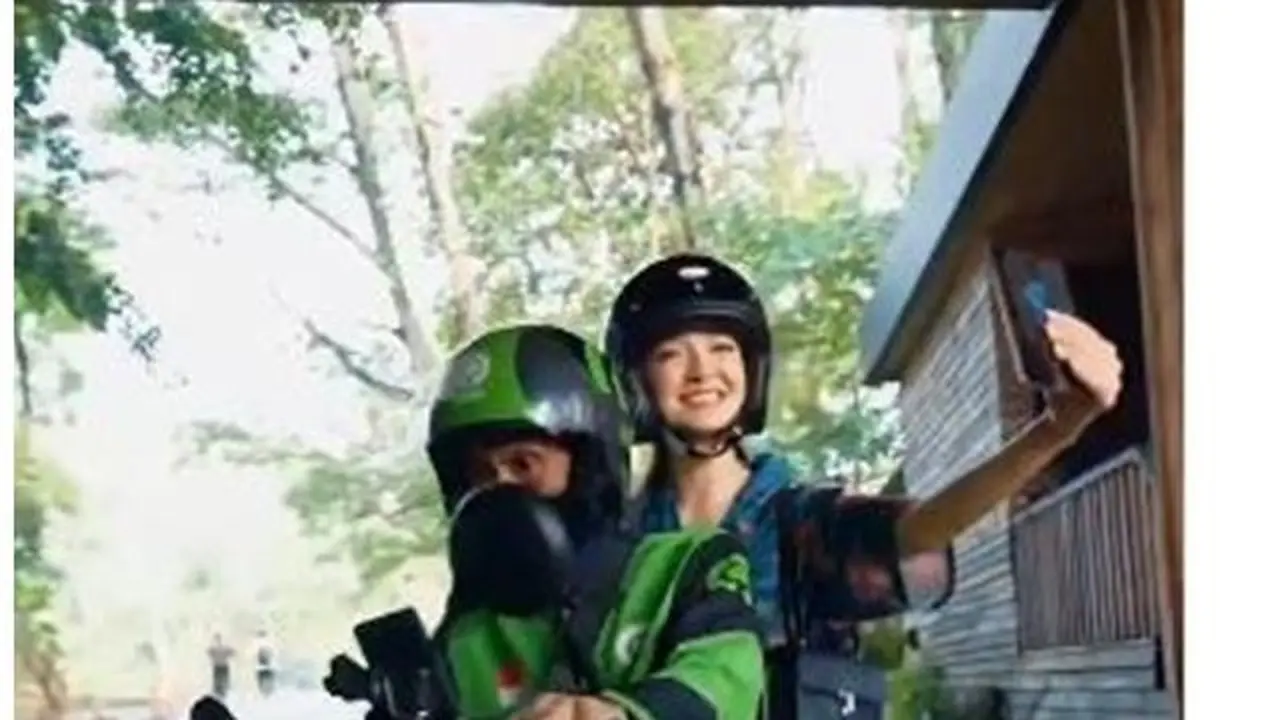 Momen driver ojol Babeh Ary bonceng Raline Shah. (Sumber: Instagram/ralineshah)