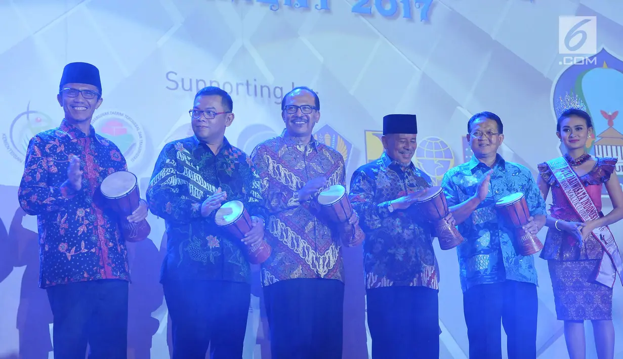 Gubernur Maluku Utara Abdul Gani Kasuba memukul alat musik Papua, yaitu Tifa, pada peluncuran turnamen mancing Internasional terbesar di Indonesia bertajuk ‘Widi International Fishing Tournament’ (WIFT) di Jakarta, (4/6). (Liputan6.com/Helmi Afandi)