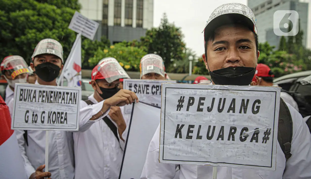 Massa calon pekerja migran Indonesia berunjuk rasa di kompleks Kemenaker, Jakarta, Senin (18/10/2021). Mereka membawa bendera Indonesia dan Korea Selatan, hingga poster bertuliskan "Buka kembali penempatan G to G Korea Selatan", "Kami butuh penempatan di Korea Selatan". (Liputan6.com/Faizal Fanani)