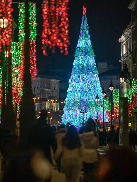 Alun-alun Puerta del Sol didekorasi dengan lampu-lampu hias di Madrid, ibu kota Spanyol, pada 28 November 2020. Lampu-lampu hias untuk menyemarakkan perayaan Natal itu dipasang mulai 26 November 2020 hingga 6 Januari 2021. (Xinhua/Meng Dingbo)