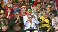 Gubernur Jawa Barat Ridwan Kamil salam heart menunggu Upacara Penurunan Bendera Merah Putih di Istana, Kamis (17/8/2023) dilakukan. (YouTube Sekretariat Presiden)