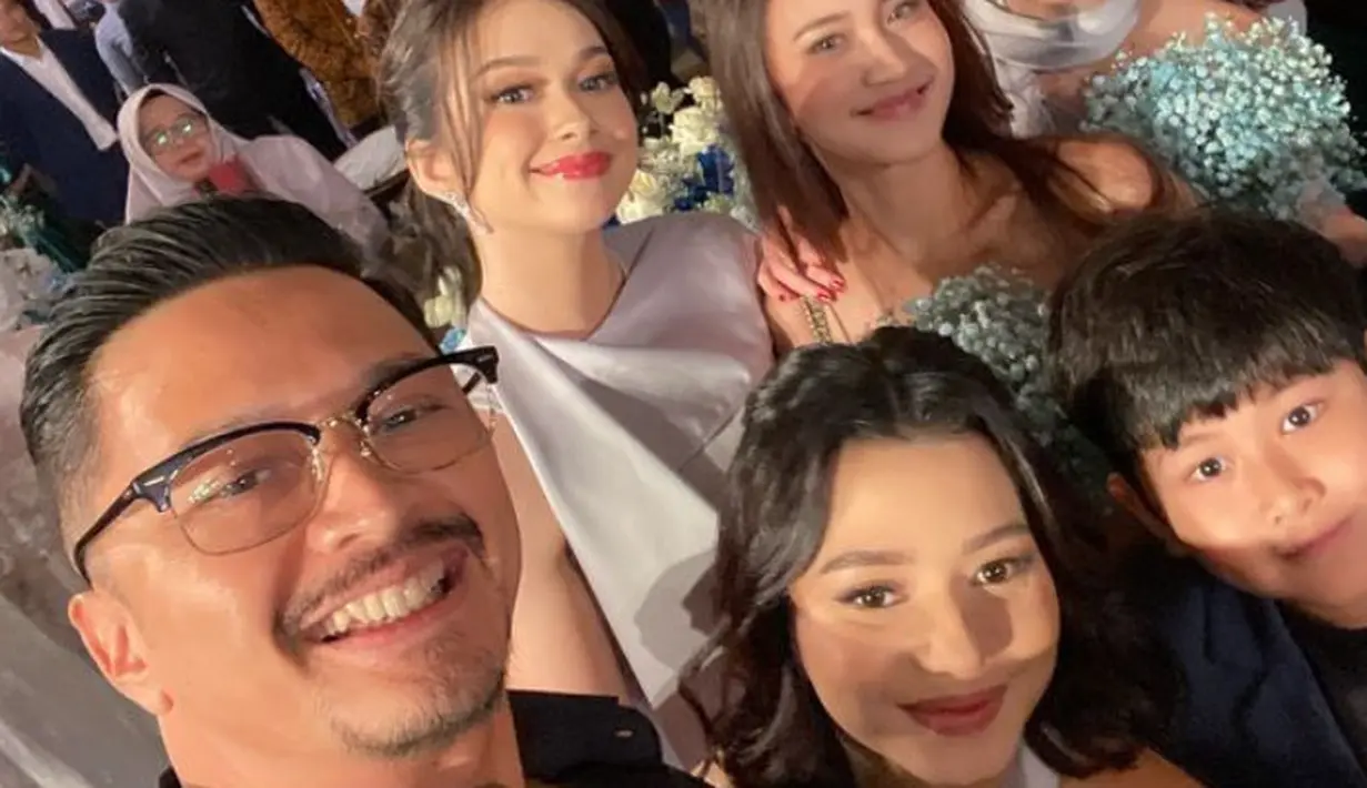 Melengkapi tampilannya, Harleyava memilih mengenakan anting-anting model bunga dan mutiara. Serta kalung berliontin kecil.[@kangferrymaryadi]