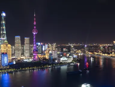 Pertunjukan cahaya di kawasan Lujiazui, Shanghai, China timur (4/11/2020). Sebuah pertunjukan cahaya bertema gelaran Pameran Impor Internasional China (China International Import Expo/CIIE) digelar di Lujiazui pada Rabu (4/11). (Xinhua/Zhang Haofu)