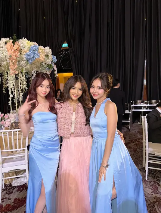 Selebgram Catheez dan Meyden didapuk menjadi bridesmaid sahabatnya. Keduanya kompak mengenakan gaun biru muda sesuai gaya khas masing-masing. [@fuji_an].al