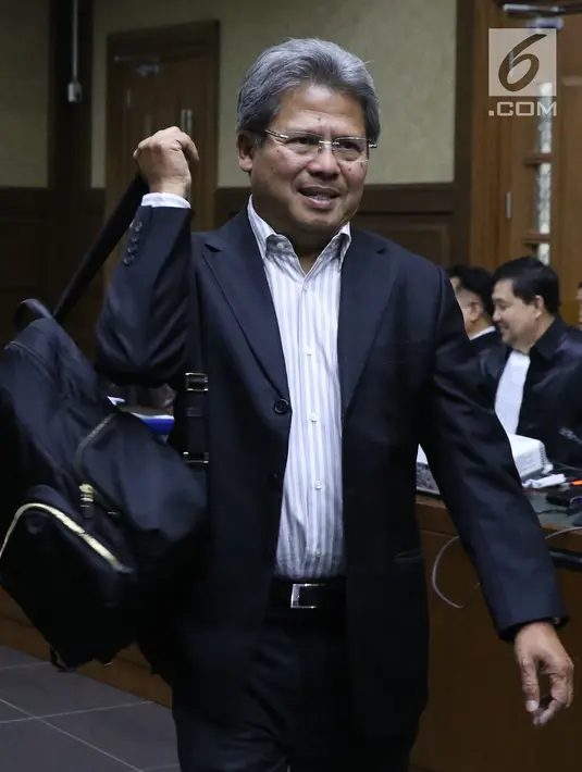 Mantan tim bantuan hukum KKSK, Todung Mulya Lubis usai menjadi saksi pada sidang lanjutan dugaan korupsi penerbitan SKL BLBI dengan terdakwa, Syafruddin Arsyad Temenggung di Pengadilan Tipikor, Jakarta, Kamis (19/7). (Liputan6.com/Helmi Fithriansyah)