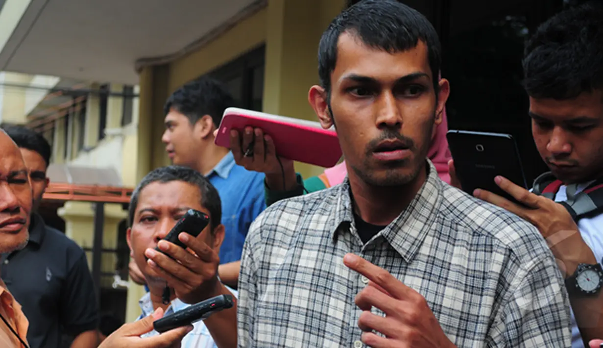 Aktivis Kontras, Arif Nurfikri mendatangi kantor Propam Mabes Polri, Jakarta, Rabu (25/2/2015). Arif Nurfikri melaporkan mengenai Maladministrasi dalam proses penangkapan Bambang Widjojanto beberapa waktu lalu. (Liputan6.com/Yoppy Renato)