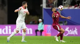 Qatar yang tampil impresif dalam dua pertandingan Piala Asia 2023 menjadi juara Grup A setelah mengalahkan Tajikistan 1-0. Qatar tidak menyia-nyiakan dua laga di babak grup. Tim asuhan Tintin Marquez bermain gemilang dengan sepak bola menyerang. (AP Photo/Aijaz Rahi)