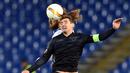 Striker Lazio, Miroslav Klose, berebut bola dengan pemain Dnipropetrovsk, Dmytro Chygrynskiy, dalam lanjutan Grup G Liga Europa yang berlangsung di Stadion Olimpico, Roma, Jumat (27/11/2015) dini hari WIB. (AFP Photo/Gabriel Bouys)