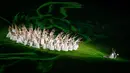 Pertunjukan tari saat upacara penutupan Asian Games 2022 yang berlangsung di Hangzhou Olympic Sports Centre Stadium, Hangzhou, China pada Minggu (08/10/2023). (AFP/Jade Gao)