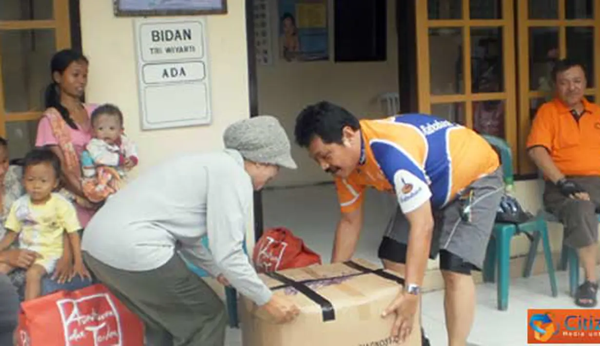 Citizen6, Lumajang: Anggota club gemes memberikan pakaian layak pakai pada warga Desa Bagu. (Pengirim: Susi)