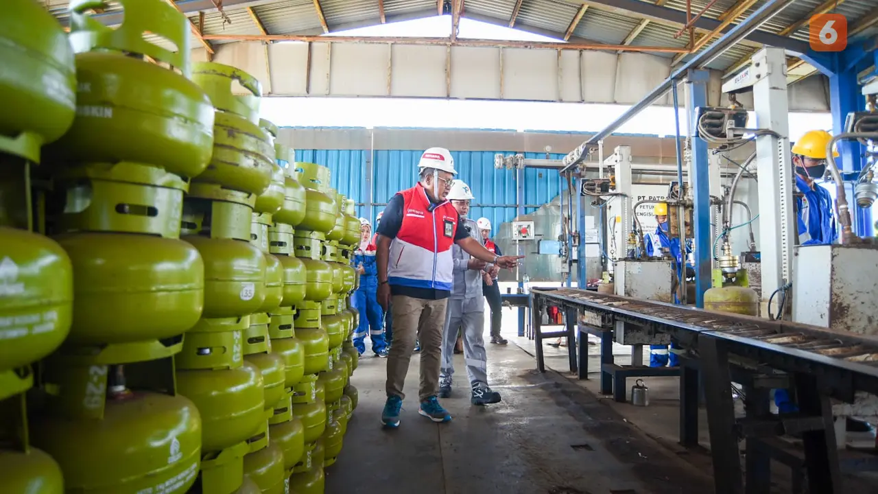 Dikretur Rekayasa dan Infrastuktur Darat PT Pertamina Patra Niaga Jatimbalinus Eduward Adolof Kawi  menijau stok gas LPG 3 kilogram (Hermawan Arifianto/Liputan6.com)