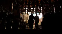 Warga mencari fanous, lentera tradisional penyemarak Ramadan, di sebuah pasar di Kairo, Mesir, (22/5).  Dalam menyambut bulan suci Ramadan warga Mesir mencari Fanous untuk menghiasi rumah nya yang sudah menjadi tradisi disana. (AP Photo / Amr Nabil)