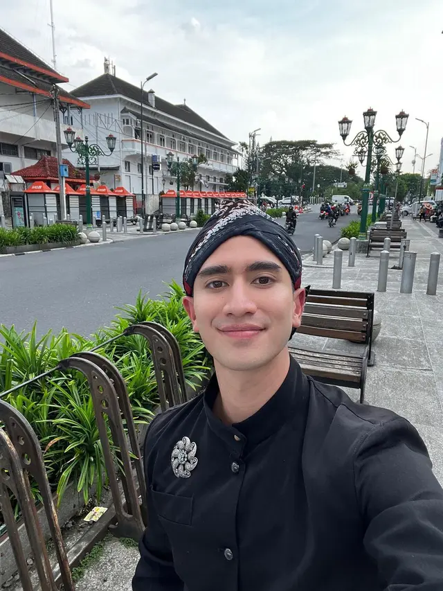 Verrell Bramasta Pakai Baju Adat Jawa