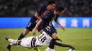 Bek PSG, Marquinhos, menghindari tekel gelandang Rennes, Eduardo Camavinga, pada laga Piala Super Prancis di Stadion Shenzhen, China, Sabtu (3/8). PSG menang 2-1 atas Rennes. (AFP/Franck Fife)